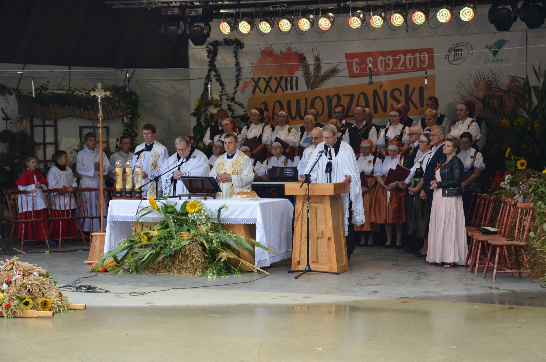 Nabożeństwo ekumeniczne, na scenie amfiteatru stoją księża obu jaworzańskich parafii, starostowie Jaworzańskiego Września oraz chór